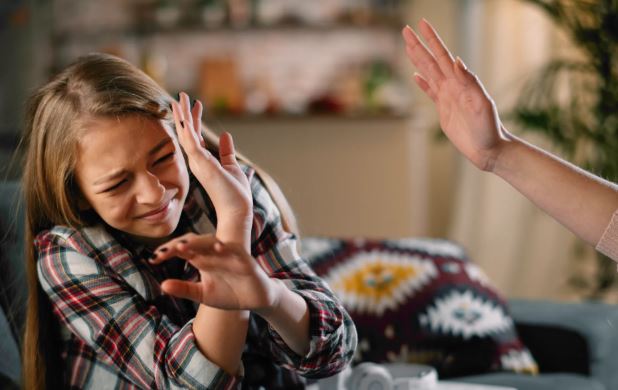 بعد استغاثة جارها.. إنقاذ طفلة من الضرب والحبس على يد والدتها
