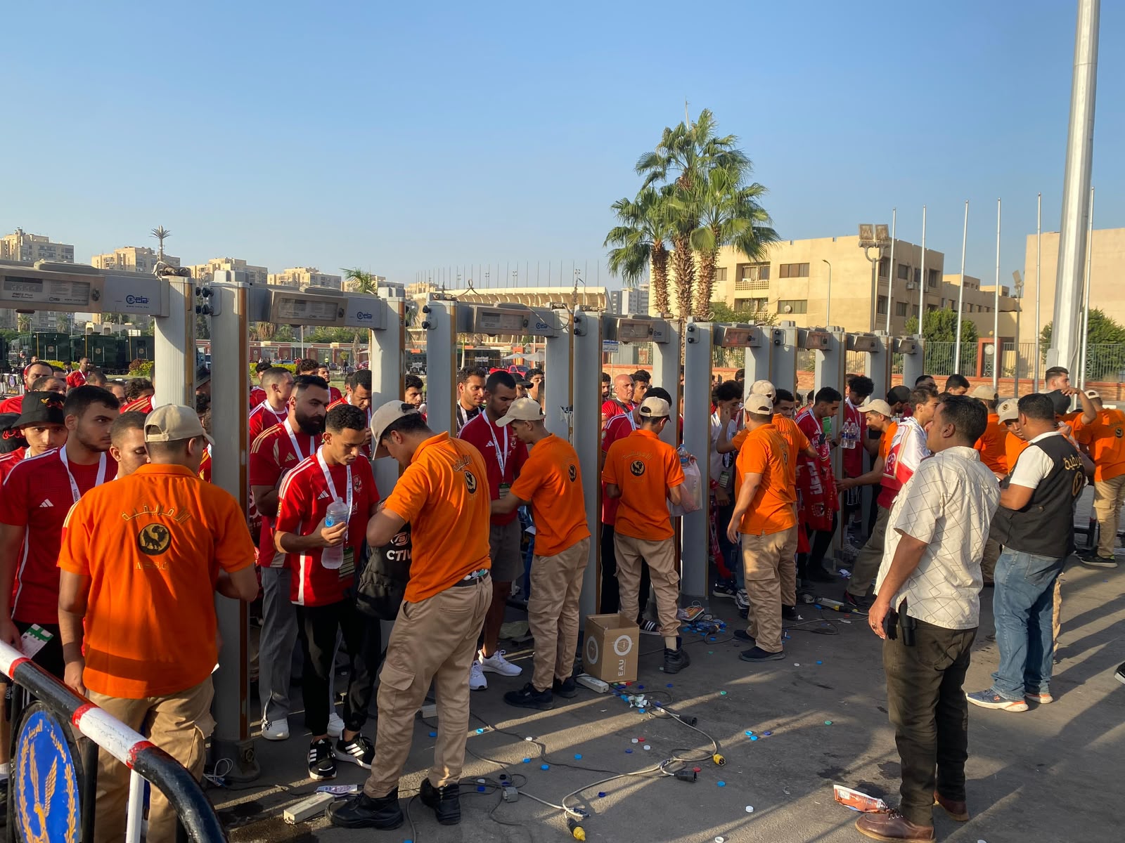 بالبوابات الإلكترونية وتفتيش دقيق.. خطة أمنية مكثفة لتأمين مباراة الأهلي وأبو قير للأسمدة