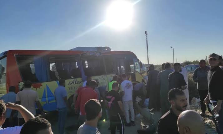 لقي شخص مصرعه وأصيب 12 اخرين فى حادث تصادم أتوبيس رحلات مع سيارة ملاكي بالطريق الصحراوي اتجاه الإسكندرية.
