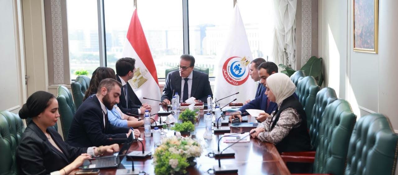 وزير الصحة يبحث مع «إيرباص هليكوبترز» تطوير منظومة الإسعاف الجوي