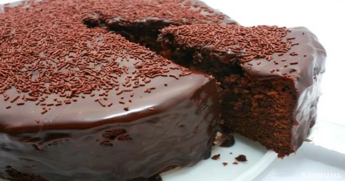 كيكة الشوكولاتة الهشة بصوص الشوكولاتة الغني