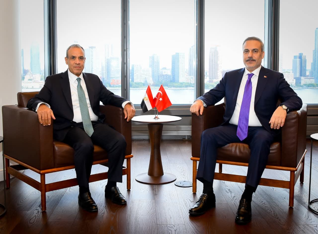 وزير الخارجية يبحث مع وزير الخارجية التركي العلاقات الثنائية