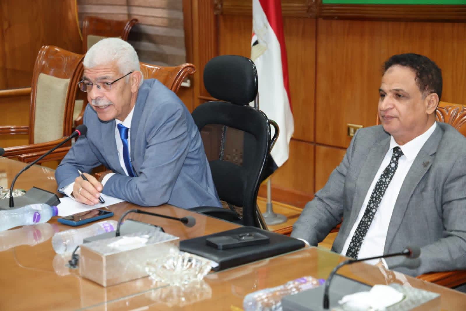 رئيس جامعة المنوفية يترأس اجتماع لجنة التدويل
