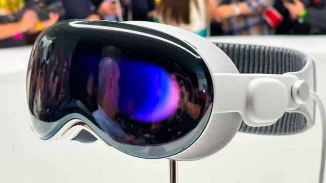 تعمل شركة أبل على تطوير نسخة جديدة من نظارة الواقع المختلط Vision Pro تستهدف من خلالها معالجة أبرز الانتقادات التي واجهت الإصدار الحالي وعلى رأسها الوزن المرتفع والسعر الباهظ إلا أن المشروع لا يزال في مراحله المبكرة وقد لا تصل النسخة الجديدة إلى الأسواق قبل أواخر عام 2028 أو أوائل 2029.