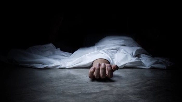 مشهد مؤلم دارت أحداثه داخل إحدى قرى محافظة الدقهلية عندما ظهر أحد الأشخاص في مقطع فيديو تم تداوله على مواقع التواصل الاجتماعي يطعن آخر بطريقة وحشة وكانت المفاجأة أن المجني عليه عم المتهم الذي فارق الحياة متأثرًا بالطعنات القاتلة.