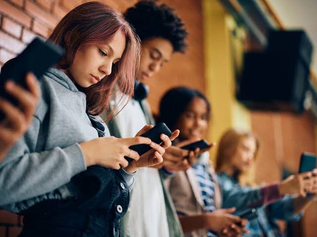 لو بتستخدم الموبايل لساعات طويلة.. نصائح مهمة لتجنب آلام اليد والأصابع