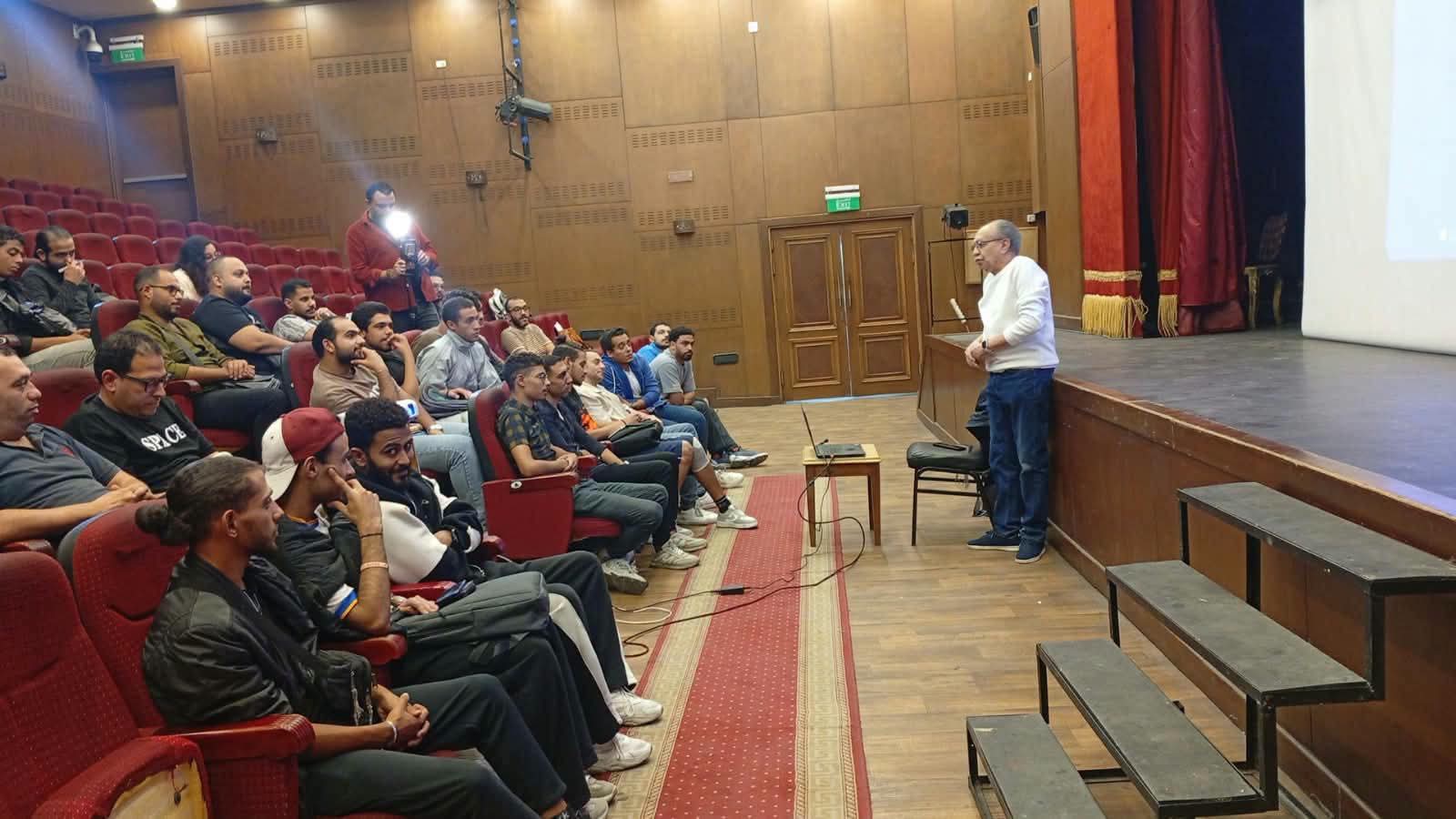 صفات المخرج المسرحي في اليوم الثاني من ورشة "أسس الإخراج" بالأنفوشي