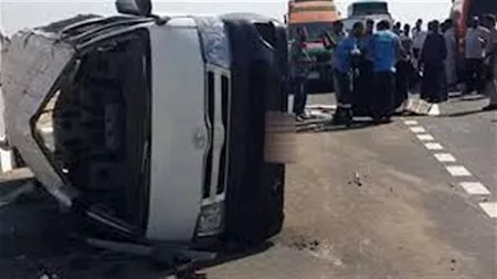 أُصيب 6 أشخاص إثر انقلاب سيارة ميكروباص أعلى محور الضبعة الصحراوي بعدما اختلت عجلة القيادة بيد السائق ما أدى إلى انقلاب السيارة على الطريق.