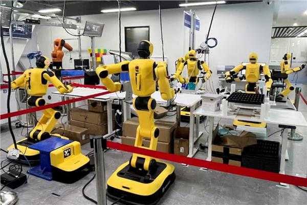 نجحت شركة ديكس فورس الصينية الناشئة في تطوير تقنية رائدة لتدريب الروبوتات البشرية باستخدام البيانات الافتراضية والمحاكاة الرقمية المتقدمة بدلاً من البيانات الواقعية باهظة التكلفة.