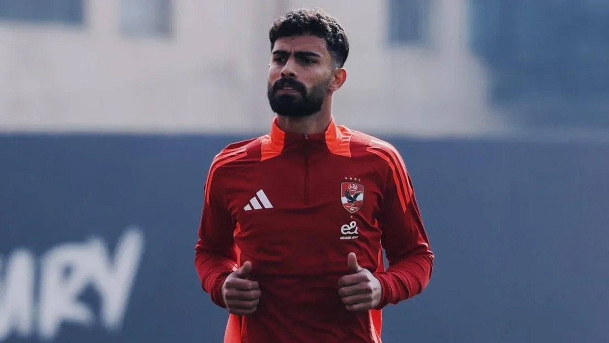 أحمد رضا بقميص تدريب الأهلي الأحمر خلال حصة تدريبية