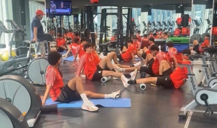 لاعبو منتخب الناشئين خلال تدريبات استشفائية في صالة الجيم