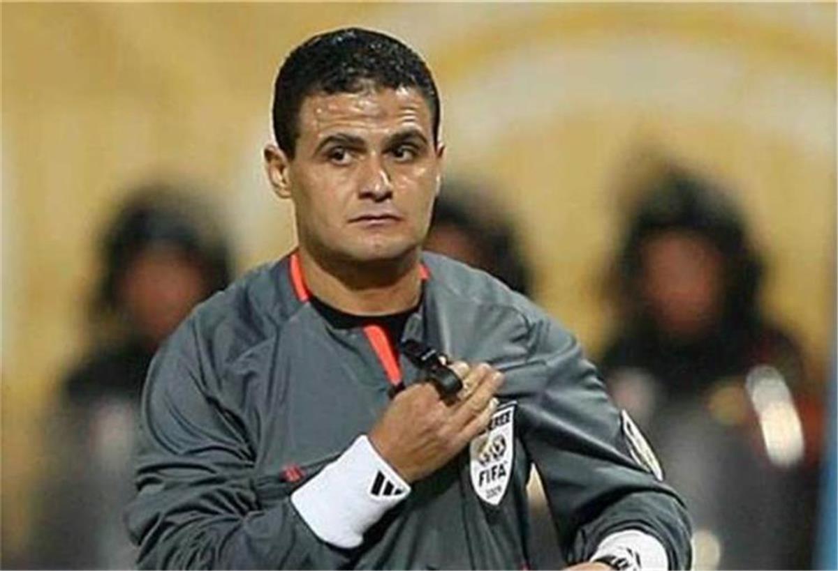 محمد فاروق حكمًا خلال مباراة
