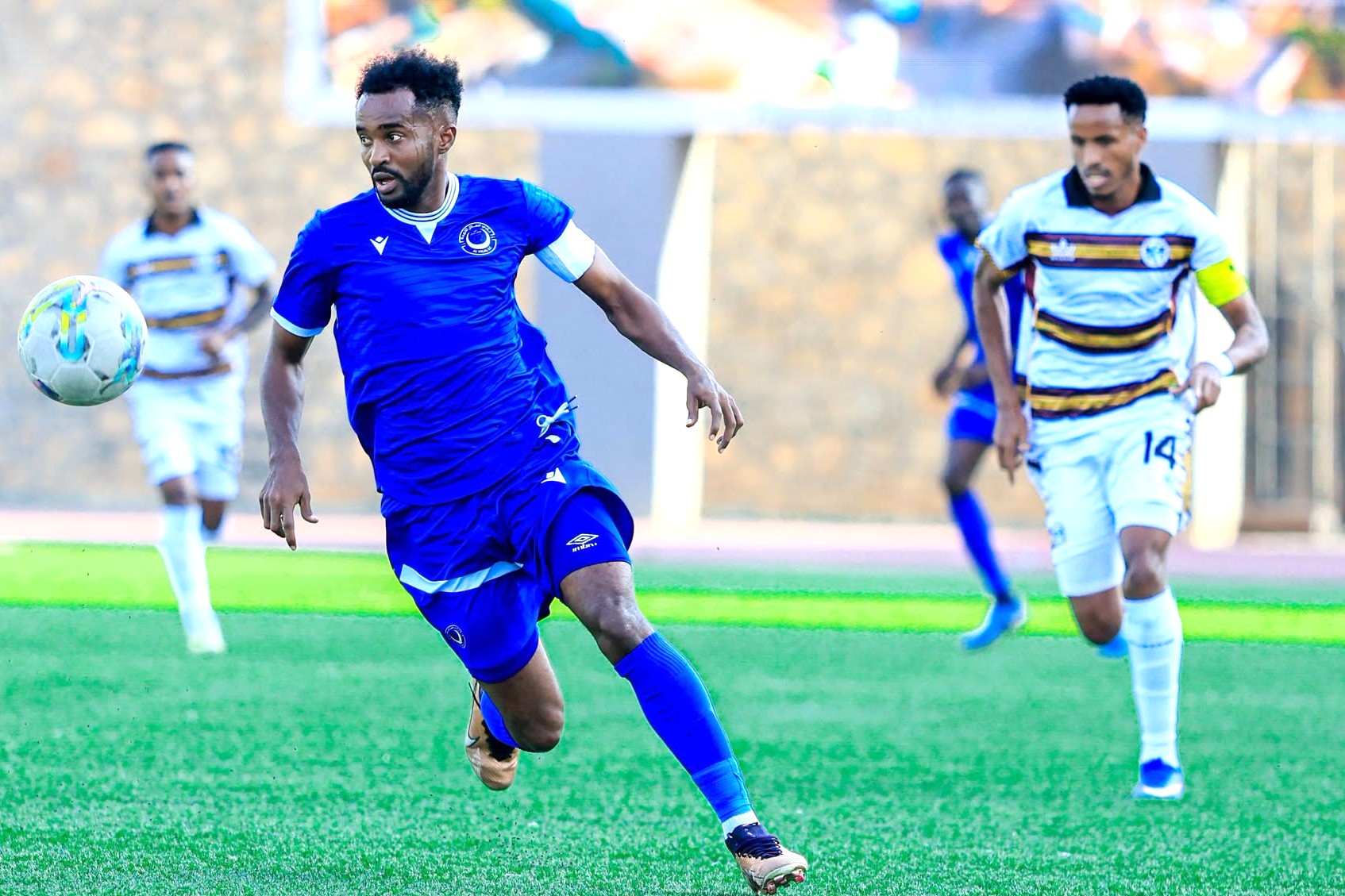 لاعب الهلال بالزي الأزرق يركض خلف الكرة خلال المباراة
