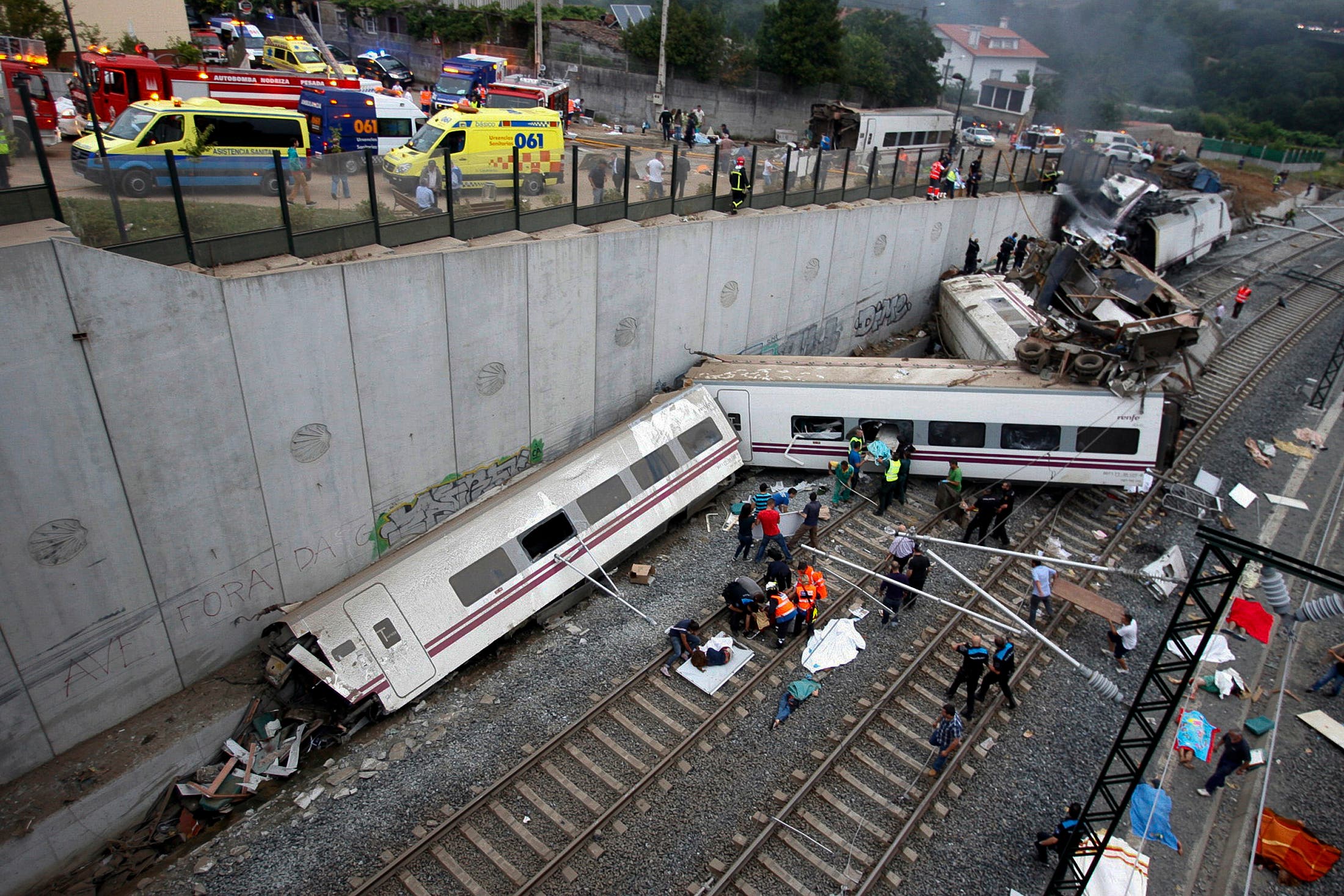 全球连线｜记者探访台湾火车出轨事故现场_凤凰网视频_凤凰网
