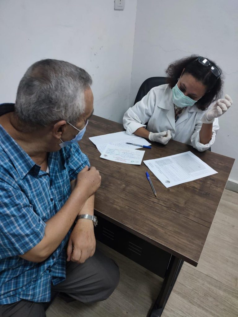 المصريين المسافرين يتلقون لقاح فيروس كورونا في فاكسيرا