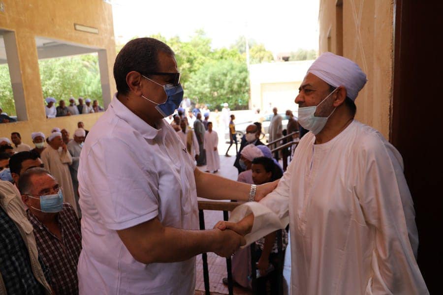 شيخ الأزهر يستقبل وزير القوى العاملة في ساحة الطيب بالأقصر