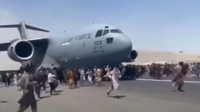 لحظة سقوط مواطنين أفغانيين أثناء التشبث بطائرة أمريكية في مطار كابل