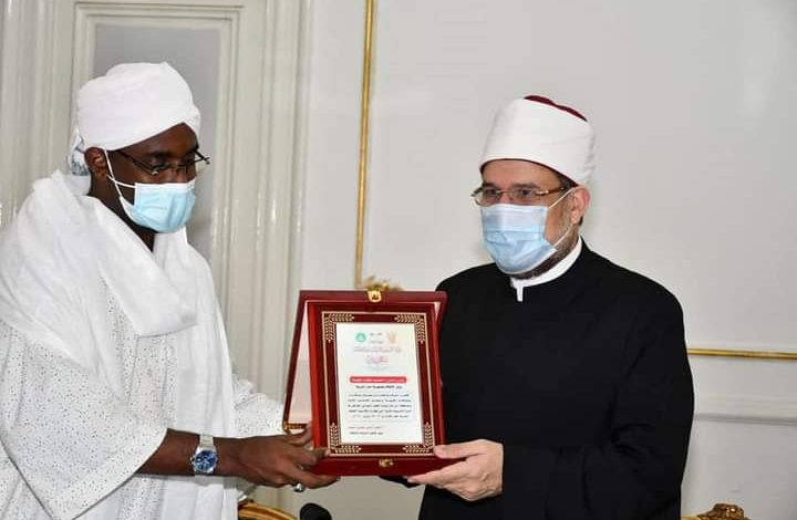 وزير الأوقاف يتسلم من نظيره السوداني برقية هامة