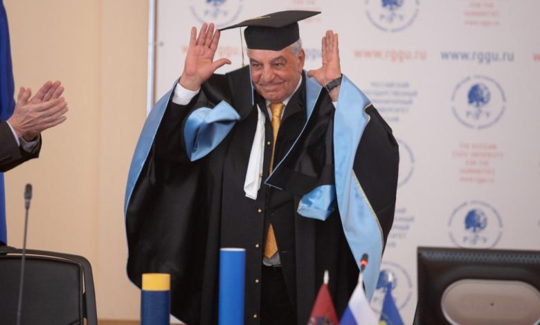 بالصور.. زاهي حواس يحصل علي الدكتوراة الفخرية من جامعة روسيا للعلوم الإنسانية