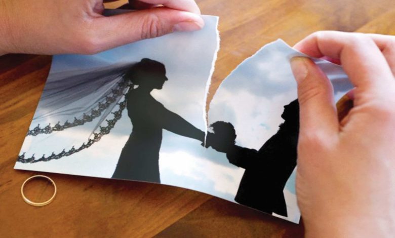 امرأة تقيم دعوى قضائية ضد زوجها