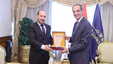 وزير الاتصالات يستقبل نظيره اليمنى لـ بحث أمور هامة