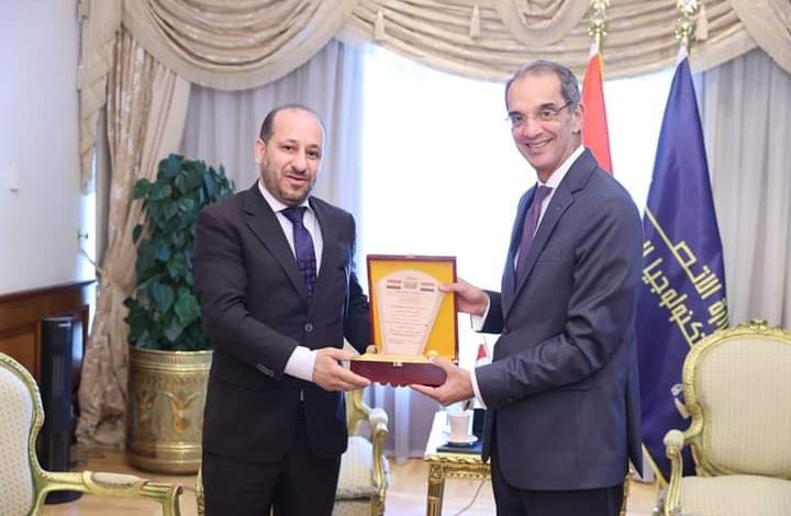 وزير الاتصالات يستقبل نظيره اليمنى لـ بحث أمور هامة
