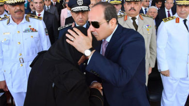 قبل مراسم الاحتفال.. الرئيس السيسي يوجه التحية لأهالي طلاب الشرطة