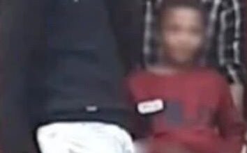شاهد بالصور.. ​مراهق يرتكب فعلاً فاضحاً في محطة رمسيس
