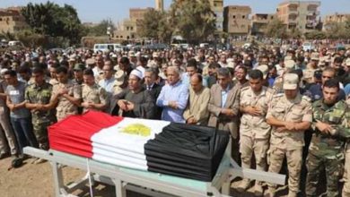 الشهيد يلبس تاج الوقار ويدخل 70 من أهله الجنة.. فيديو