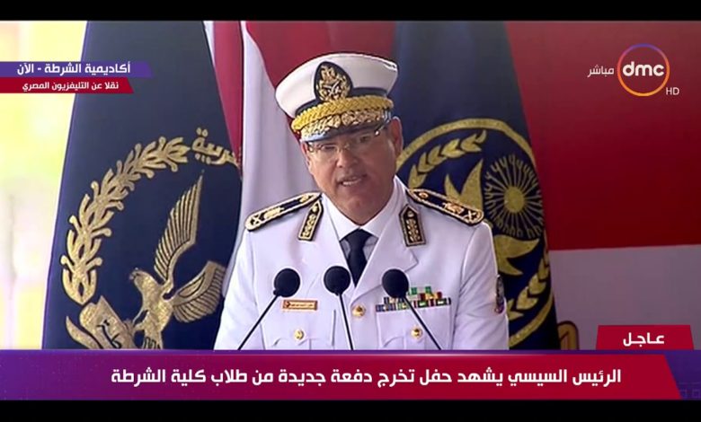 رئيس أكاديمية الشرطة يقدم هدية تذكارية "للرئيس" في حفل التخرج