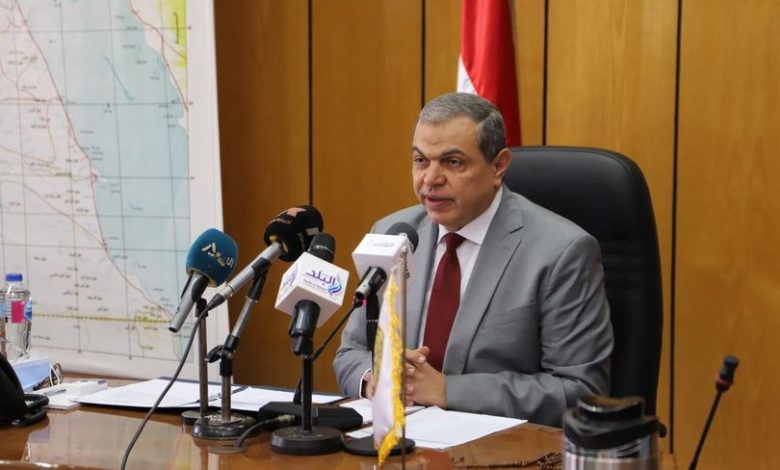 سعفان يوقع عقود تعيين 1122 شاباً بـ الدقهلية