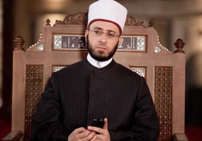 تطرف.. أسامة الأزهري يوجه رد شديد اللهجة لـ إعلامي شهير انتقد قراءة صيدلي "القرآن الكريم"