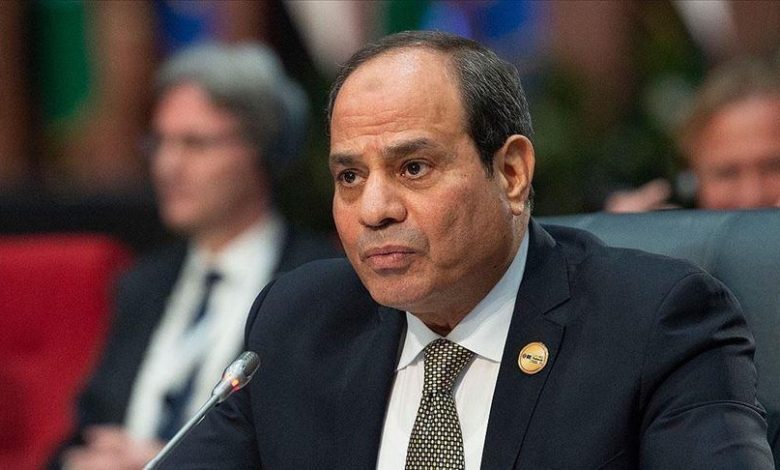 التقى الرئيس عبد الفتاح السيسي، اليوم، رئيس المجلس الأوروبي، شارل ميشيل. وصرح السفير بسام راضى، المتحدث الرسمي باسم رئاسة الجمهورية بأن الرئيس أكد مكانة الاتحاد الأوروبي المهمة في إطار السياسة الخارجية لمصر، والتى ترتكز على الاحترام والتقدير المتبادل لخصوصيات كل طرف، ليس فقط لكون الجانب الأوروبي الشريك التجاري الأول لمصر، وإنما فى ضوء الروابط المتشعبة التى تجمع بين الجانبين والتحديات المشتركة التى تواجههما على ضفتى المتوسط. من جانبه، ثمن "ميشيل" العلاقات المتميزة التي تجمع الاتحاد الأوروبي بمصر، مؤكداً في هذا الصدد اهتمام الجانب الأوروبى بتعزيز تلك العلاقات من مختلف أوجهها، خاصةً في ظل الثقل السياسي الذي تتمتع به مصر دولياً وإقليمياً، فضلاً عن كونها همزة الوصل بين العالمين العربي والأوروبي، وكذلك واحة للأمن والاستقرار في المنطقة التي تمر حالياً بمرحلة حرجة من الاضطراب الشديد والتوتر السياسي. وأوضح المتحدث الرسمي، أن اللقاء تناول استعراض مختلف جوانب العلاقة بين مصر والاتحاد الأوروبي، سواء فيما يتعلق بأبعادها السياسية أو الاقتصادية والتنموية، حيث تم الإعراب عن الارتياح إزاء مجمل التطورات التي يشهدها التعاون المؤسسي بين الجانبين، وتأكيد الحرص على أهمية استمرار التنسيق المشترك وتعزيز الحوار المتبادل في هذا الخصوص لتدعيم علاقات الصداقة بينهما في ضوء المصالح والتحديات المشتركة. كما تطرق الاجتماع إلى ملف التنسيق بين مصر والاتحاد الأوروبي حول العديد من القضايا الإقليمية الهامة في المحافل الدولية، كعملية السلام في الشرق الأوسط، والأوضاع في ليبيا وسوريا واليمن، حيث تم التوافق بشأن ضرورة تعزيز قنوات التشاور بين الجانبين فيما يتعلق بتلك الملفات، كما تلاقت الرؤي ووجهات النظر حول أهمية استمرار العمل على التوصل إلى تسويات سياسية لها حتى يمكن استعادة الاستقرار بالمنطقة وتوفير مستقبل أفضل لشعوبها. وأضاف المتحدث الرسمي أن "ميشيل" حرص على الإشادة بجهود مصر في مجال مكافحة الهجرة غير الشرعية، مؤكداً تقدير الاتحاد الأوروبي لهذه الجهود في التعامل مع ذلك الملف، الأمر الذي انعكس على وقف حالات الهجرة غير الشرعية من مصر منذ عام 2016، كما أكد رئيس المجلس الأوروبي أن مصر تعد نموذجاً ناجحاً في المنطقة في هذا الصدد تحت قيادة حاسمة وحكيمة من الرئيس.