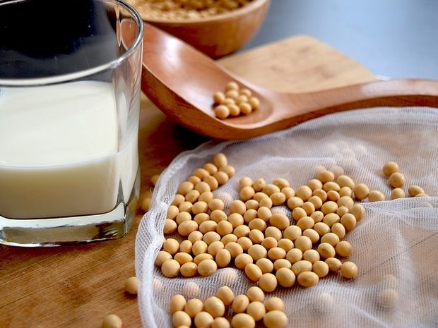 حليب الصويا لبشرة صحية متوردة