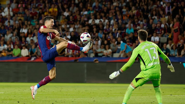 برشلونة يعتلي صدارة الدوري الإسباني