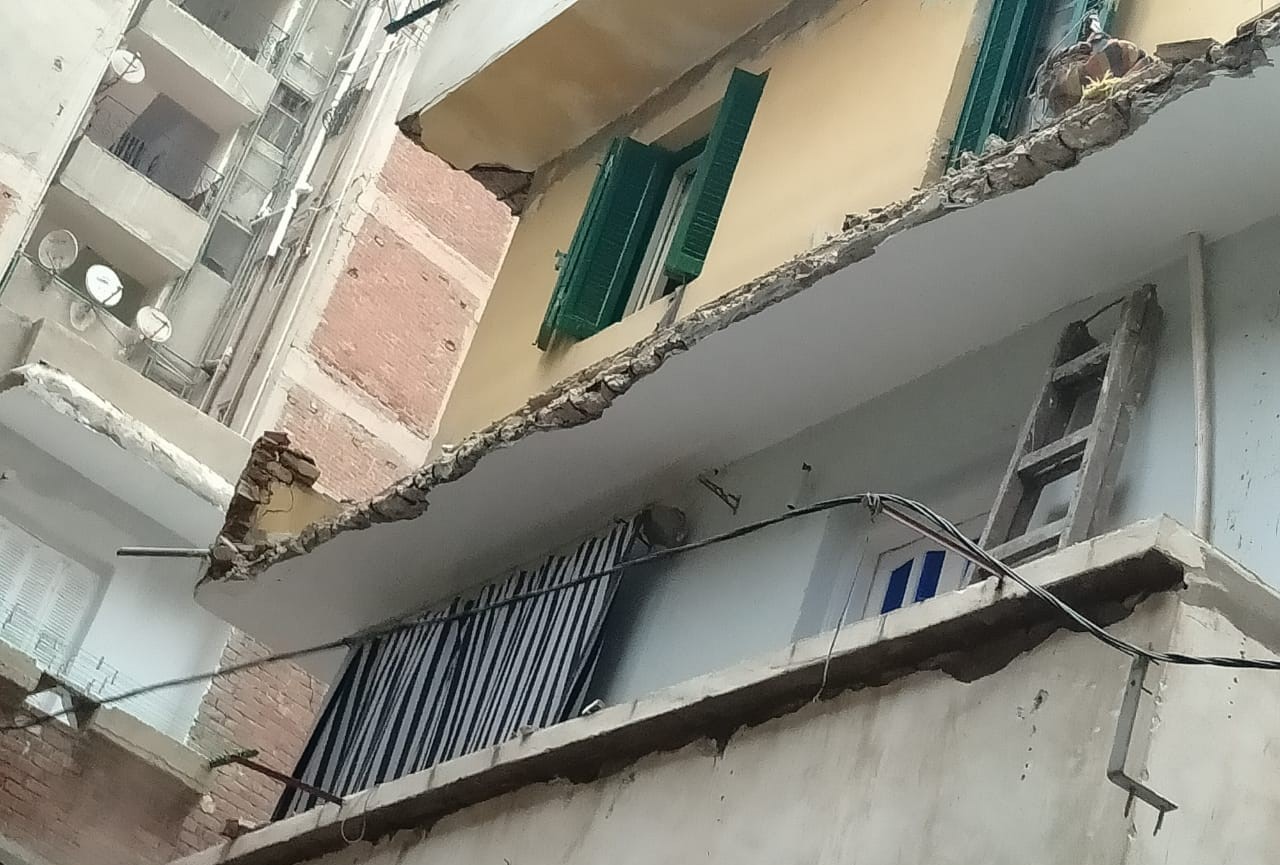 إصابة 3 أشخاص إثر انهيار شرفة منزل بالزقازيق