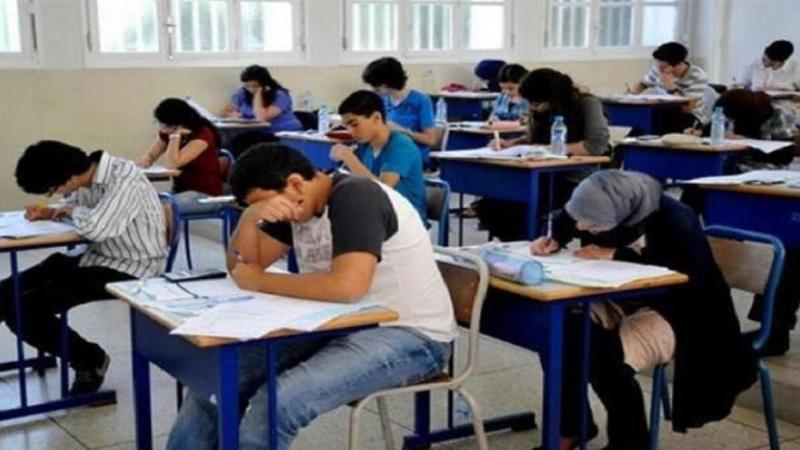 التعليم تنفي توجيه طلاب الثانوية للالتحاق بنظام البكالوريا