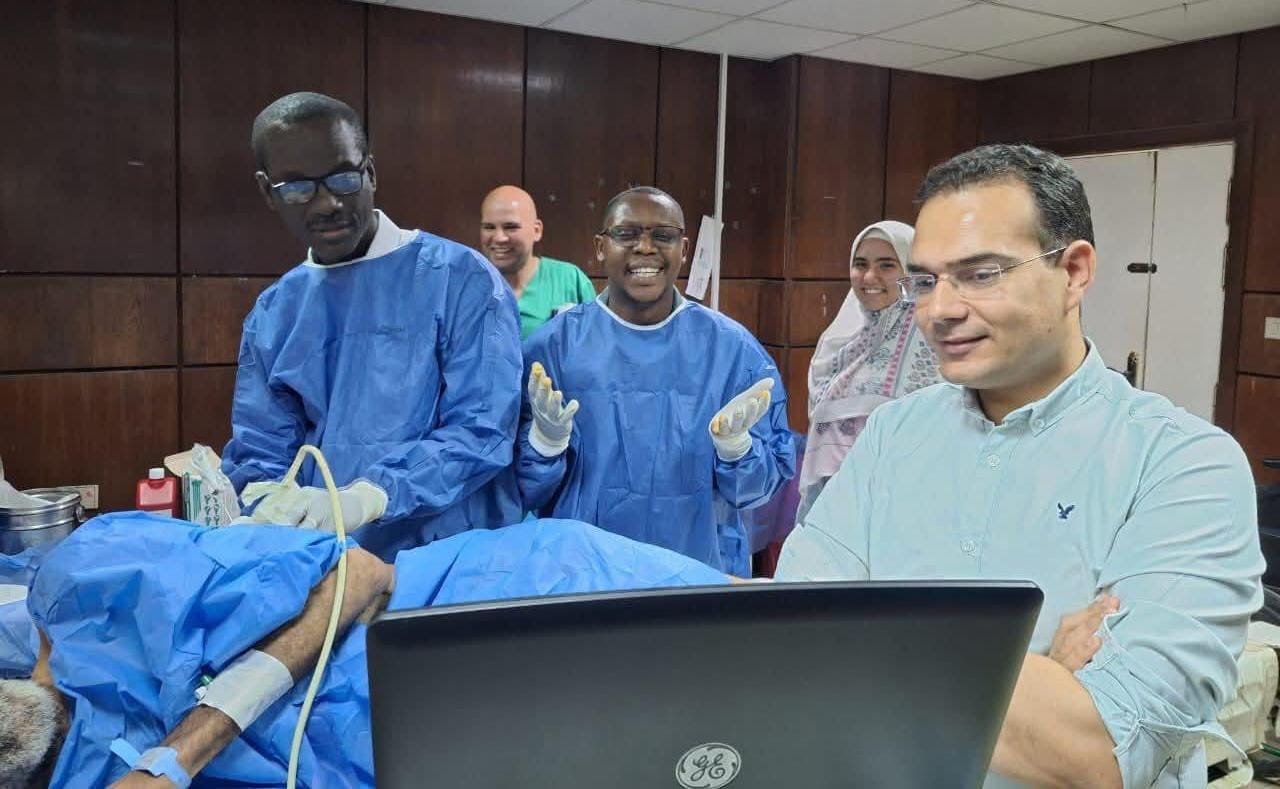مستشفيات جامعة عين شمس تنظم برنامجاً تدريبياً لطبيبين من كينيا وغانا