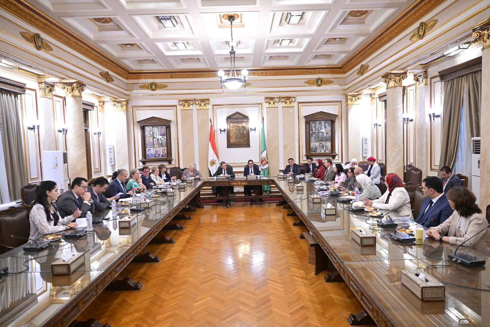 عبد الصادق يلتقى وفد لجنة الثقافة والتعليم والاتصال والرياضة بمجلس الشيوخ الفرنسى