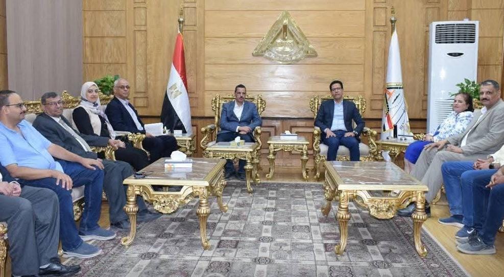 رئيس جامعة بنها يستقبل لجنة من بنك الاستثمار القومى