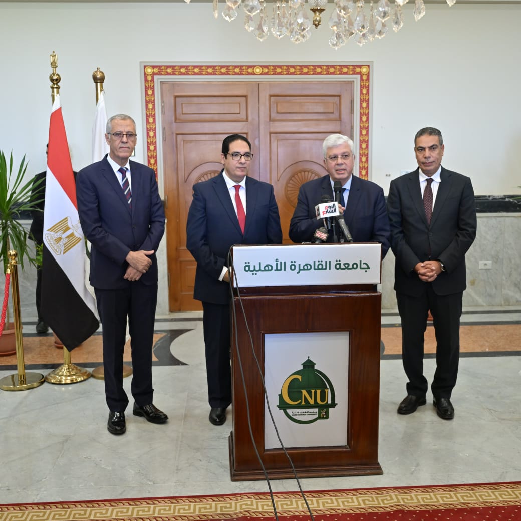 وزير التعليم العالي ورئيس جامعة القاهرة يفتتحان اول عام دراسي بجامعة القاهرة الأهلية.