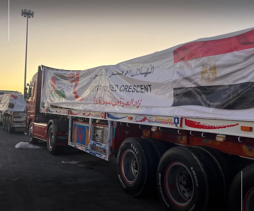 قافلة «زاد العزةمن مصر لغزة» ..الهلال الأحمر المصري يدفع بأكثر من 3200 طن مساعدات غذائية وإغاثية