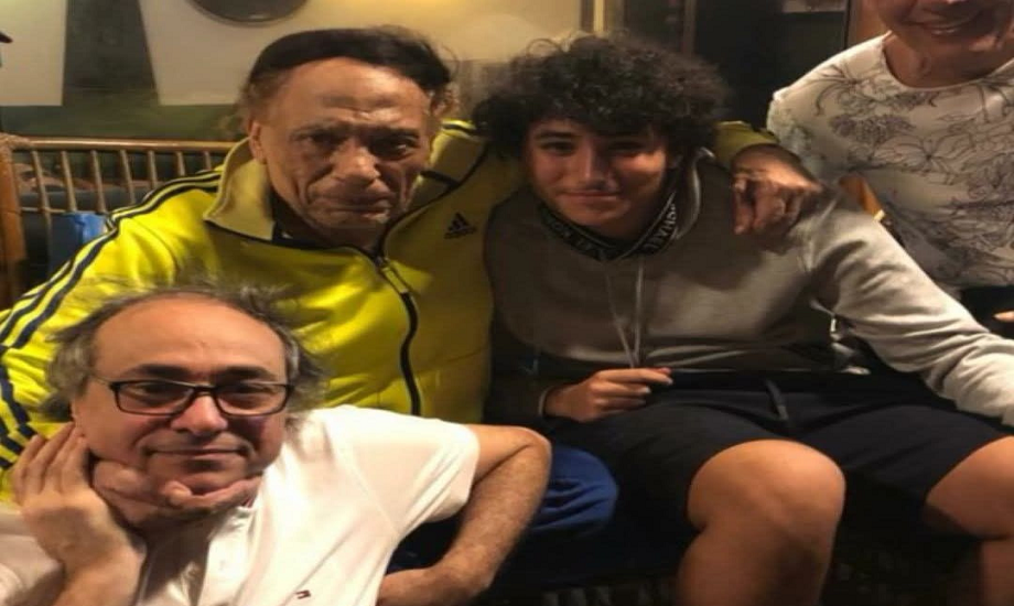 عادل إمام في أحدث ظهور من منزله بصحبة أكرم السعدني