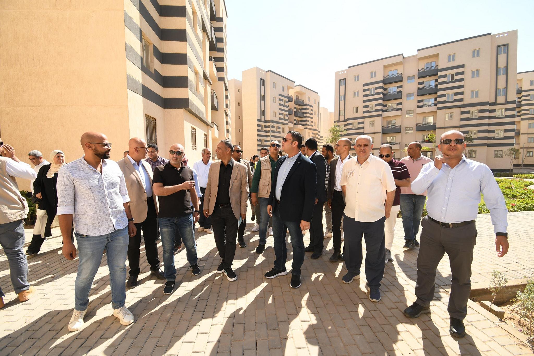 وزير الإسكان يتفقد وحدات «سكن لكل المصريين» في العاشر من رمضان
