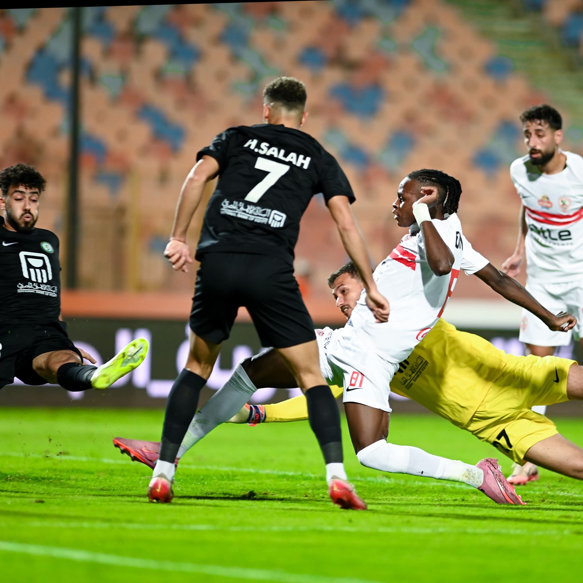 الزمالك يرفض الهدايا ويكتفي بالتعادل الإيجابي 1-1 أمام البنك الأهلي في الدوري