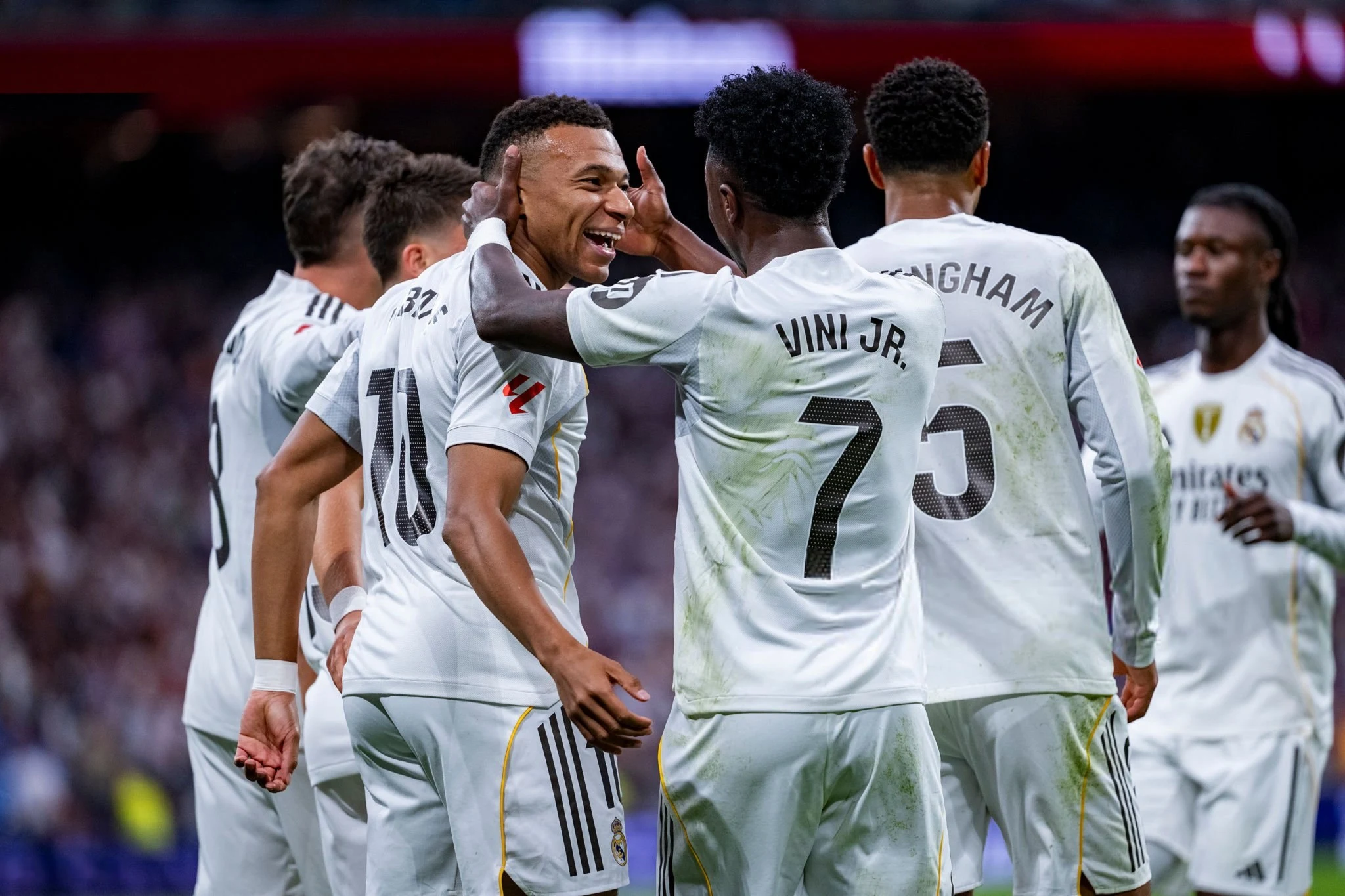 كلاسيكو درامي.. ريال مدريد يهزم برشلونة في مباراة شهدت كل شيء