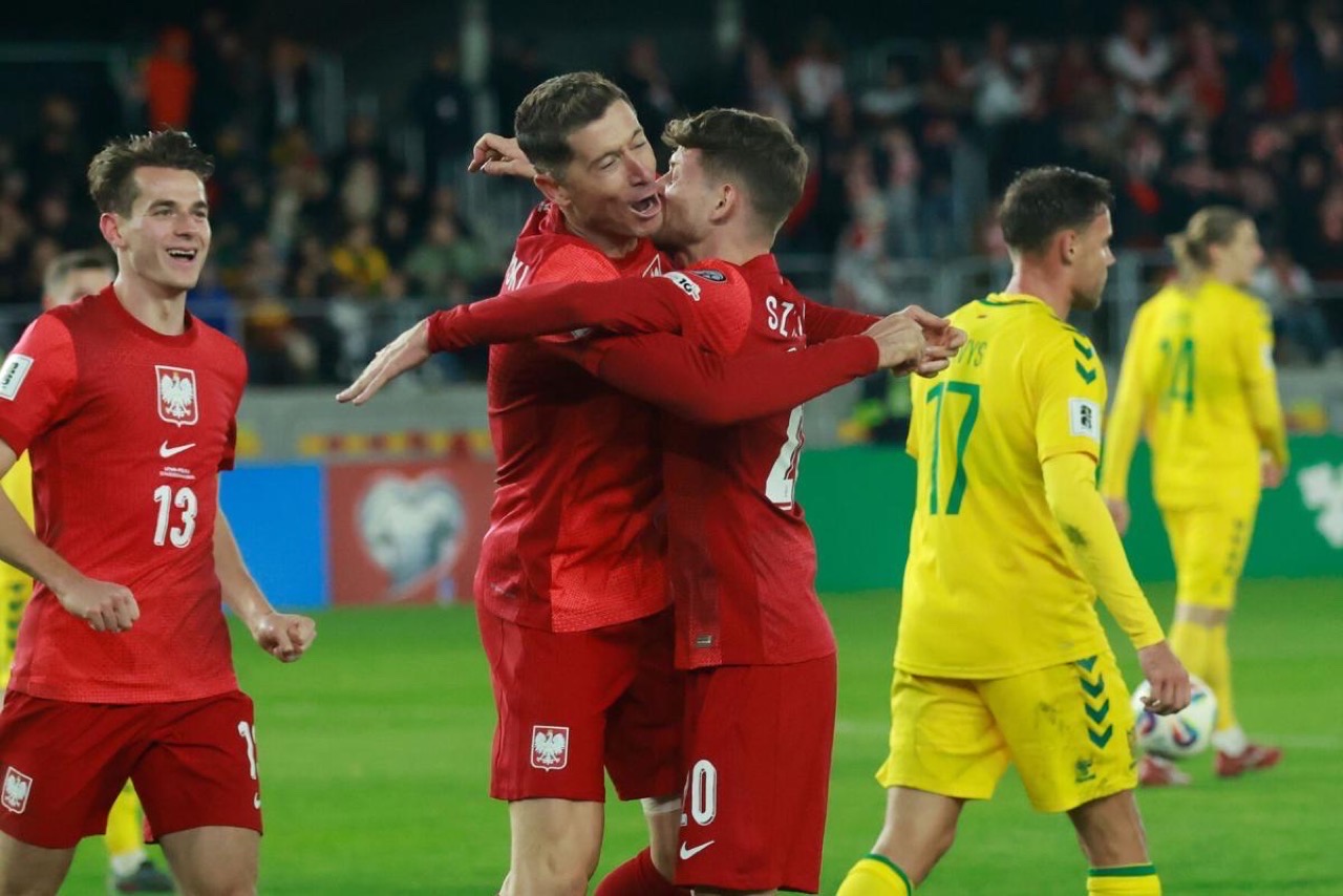بولندا تتمسك بحلم المونديال وتنتصر على ليتوانيا بثنائية ليفاندوفسكي وشيمانيسكي