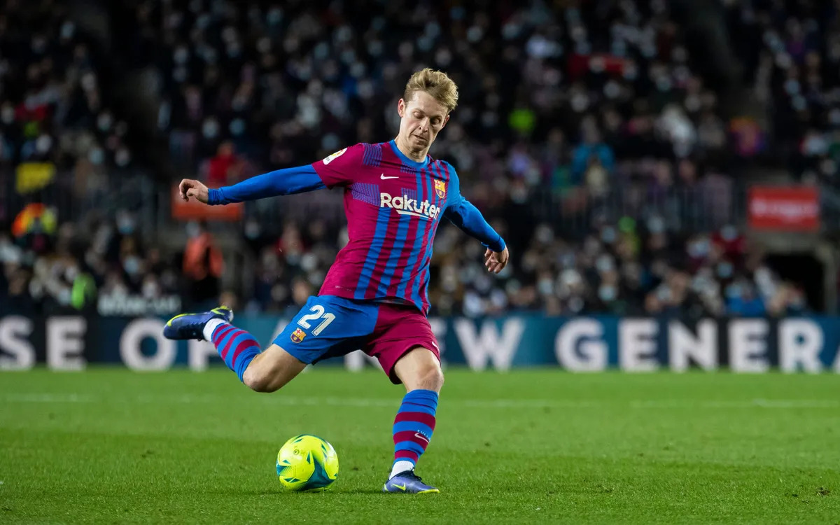 برشلونة يجدد عقد فرينكي دي يونج حتى 2029 ويعلن غياب ليفاندوفسكي عن الكلاسيكو