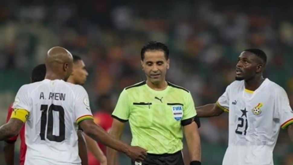 فيفا يوقف الحكم الليبي معتز إبراهيم 90 يومًا بسبب مزاعم تحرش