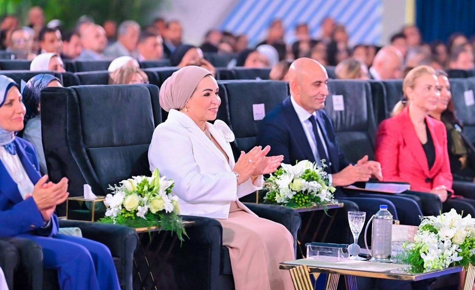 السيدة انتصار السيسي تشارك بحفل تكريم أوائل الدبلومات الفنية وتؤكد: مصدر فخرنا